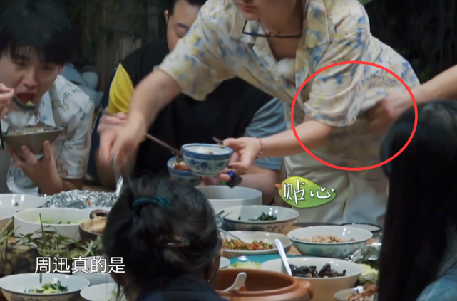 黄磊帮周迅整理衣服，谁看到张子枫的表情，一