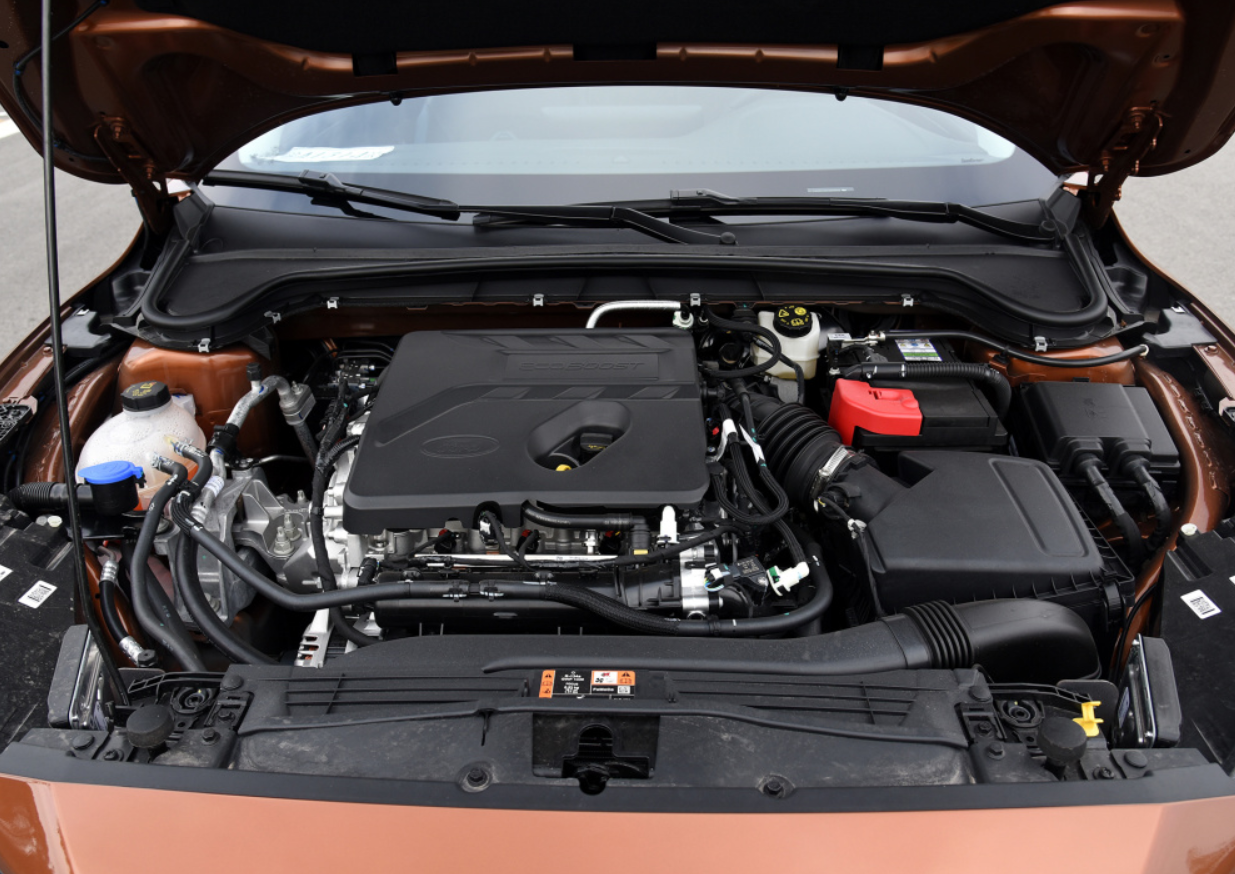 福克斯2021款猎装版，定位旅行跨界车，轴距2705mm