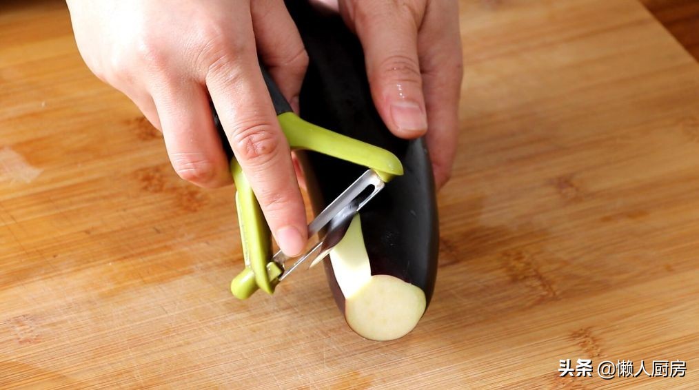 1根茄子，一块猪肉，这是茄子肉末焖面的做法，真好吃