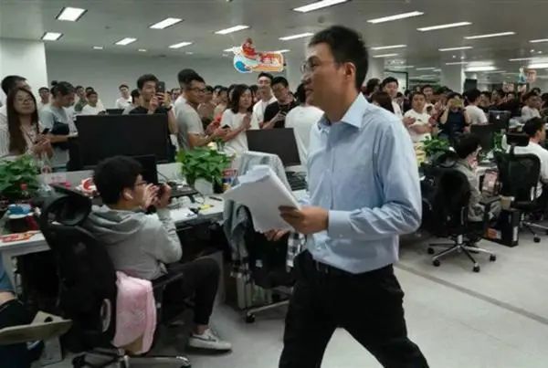“取代阿里巴巴”，拼多多新掌门放了一颗大卫星