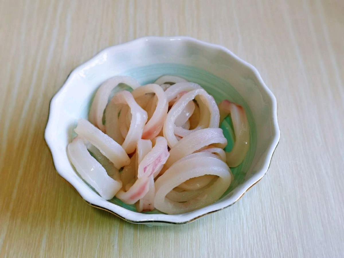 孩子爱吃鱿鱼圈，别总买着吃，自己做，干净卫生还省钱