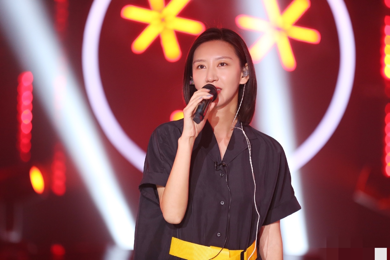 唐一菲自曝新人期受欺负，称导演拽她耳环撒气
