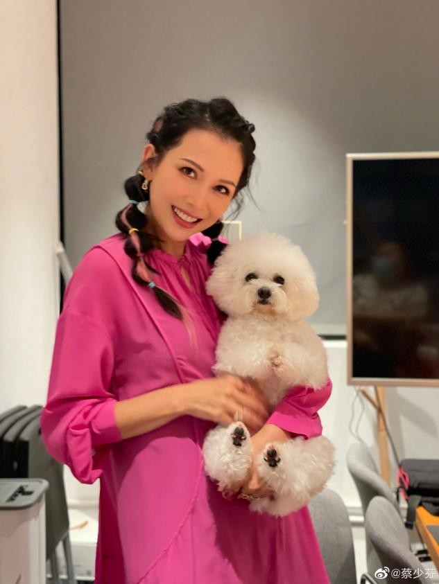 蔡少芬晒全家背影照，手臂瘦到青筋暴起，2岁儿子乖萌眉眼似张晋