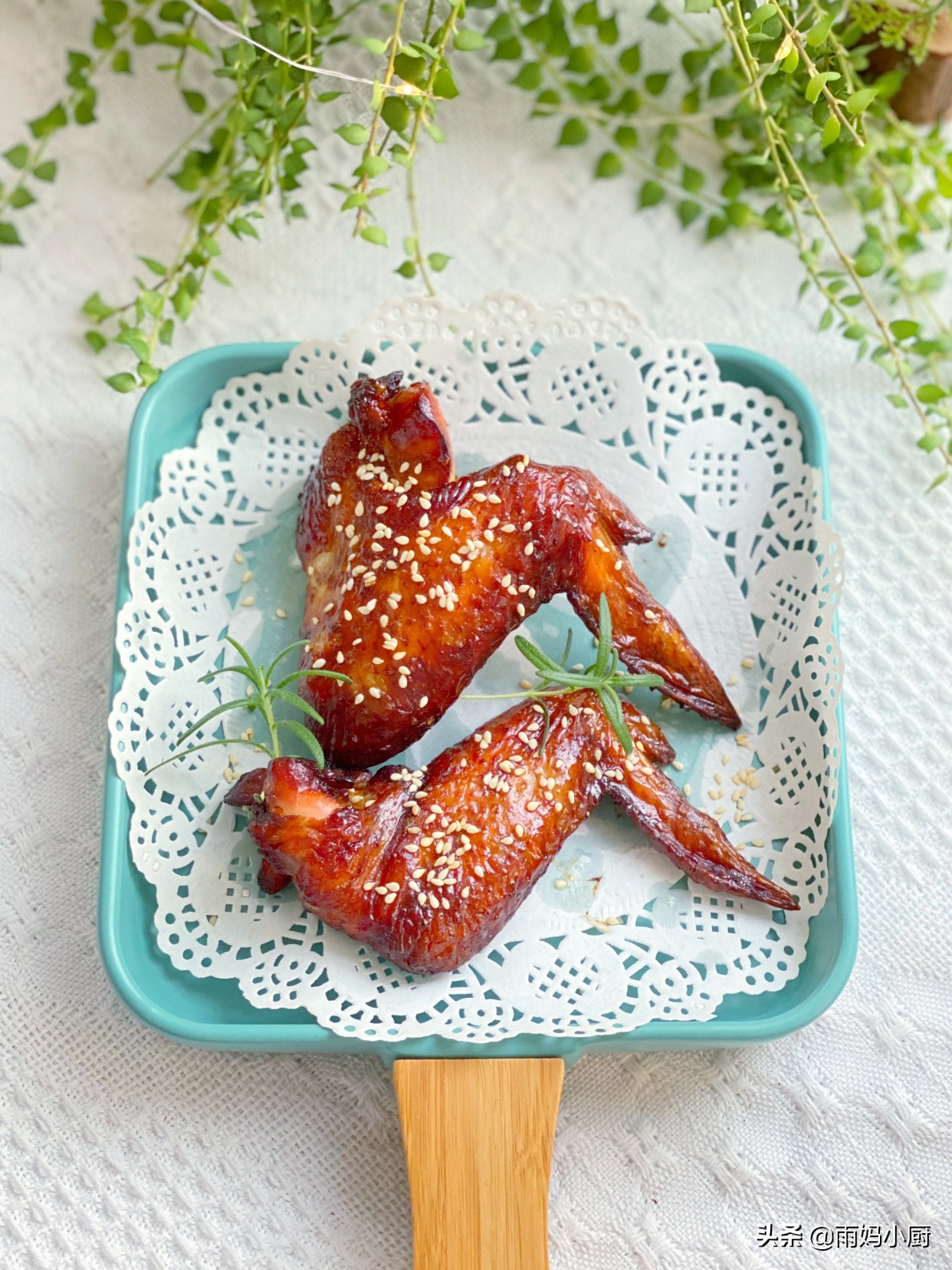 不用油炸不用紅燒，在家做焦香誘人的蒜香烤全翅，好吃到舔手指