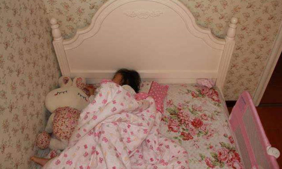 “妈妈，我想和你一起睡”，两个妈妈的态度，直接影响孩子的未来