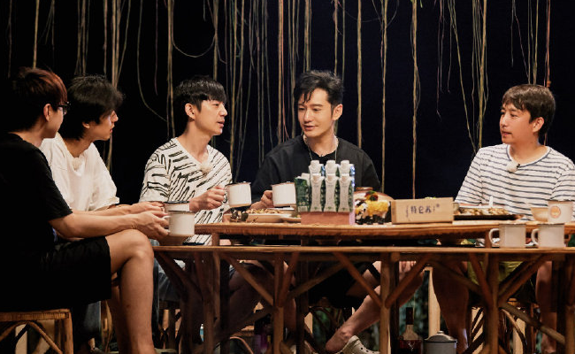 黄晓明《向往》撑伞引争议，看过正片才知道的，冤枉他了