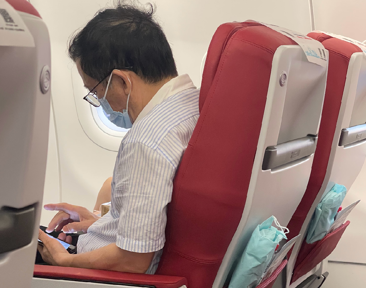 网传一男子在头等舱无故辱骂空姐“手脏”，被一名正义女乘客反怼，男子称要“调查”她？男子还尾随女乘客？