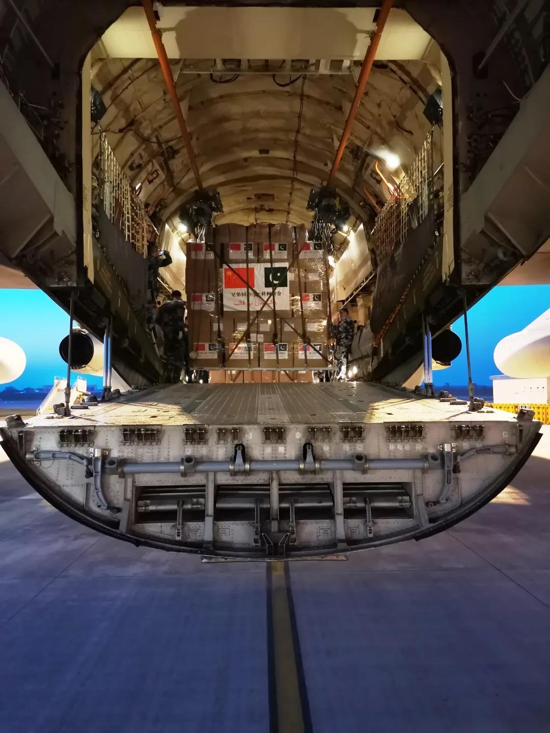 运-20运输机首飞境外机场，给好兄弟运来救命物