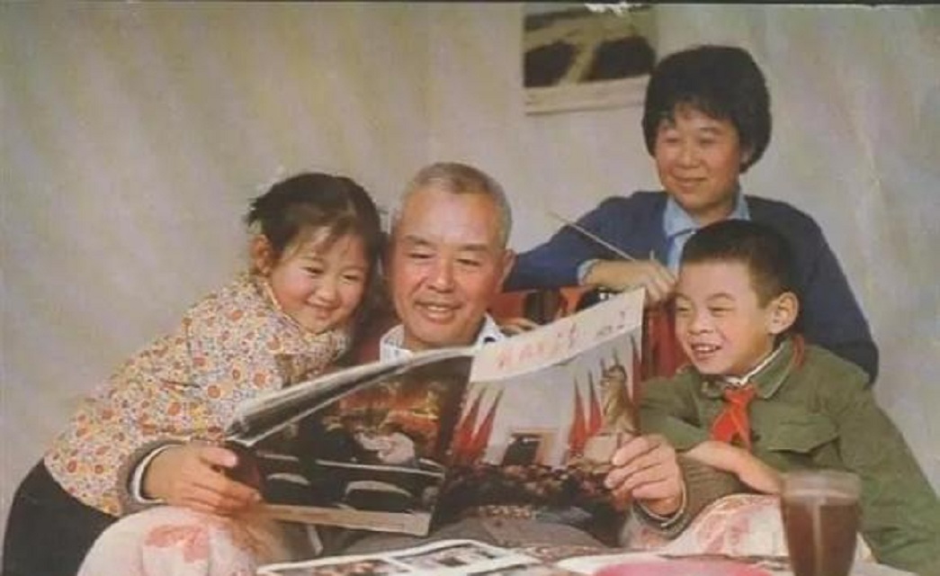 1963年，徐廷泽驾机投诚大陆，获奖黄金2500两，被周总理接见