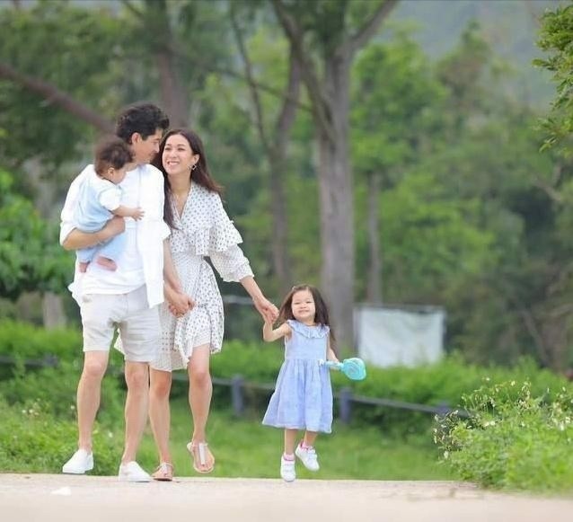 鍾嘉欣曬全家福，嫁大13歲老公成闊太，兒女顏值不敵媽媽