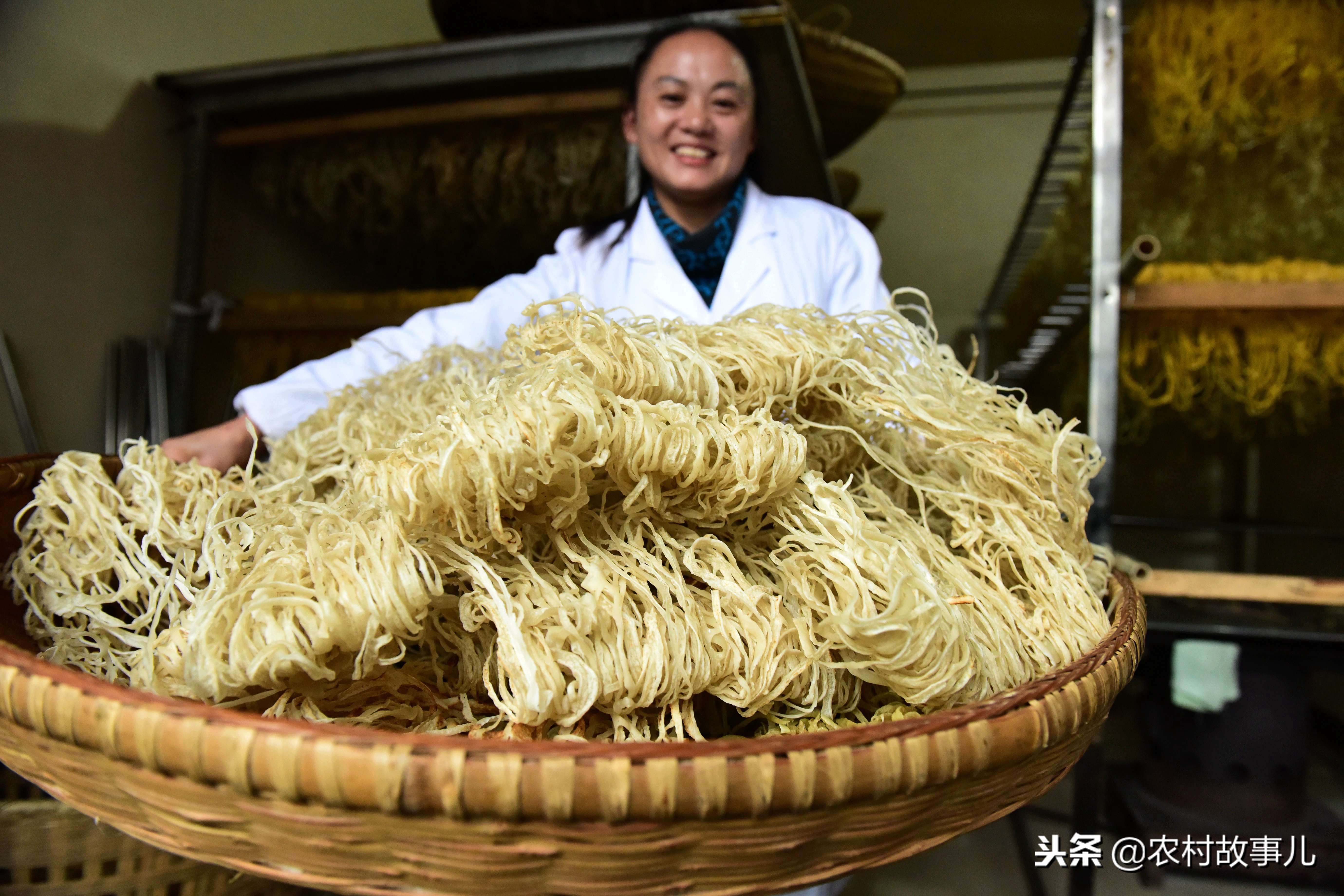 农村美女兼职烙美食10年：3月做7200斤，每晚做到11点，销售额7万