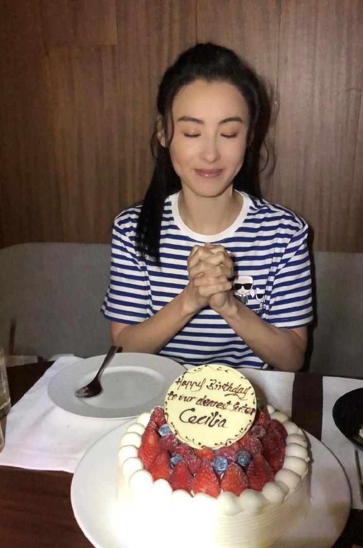 張柏芝41歲慶生照曝光，穿藍白條紋顯年輕，張文慈鄧萃雯相伴左右