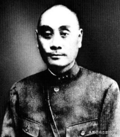 他是川军著名的悍将，因不愿打新四军被撤职，