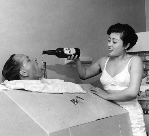 老照片，日本慰安妇给美国大兵服务，最后一张男子淡定提裤子