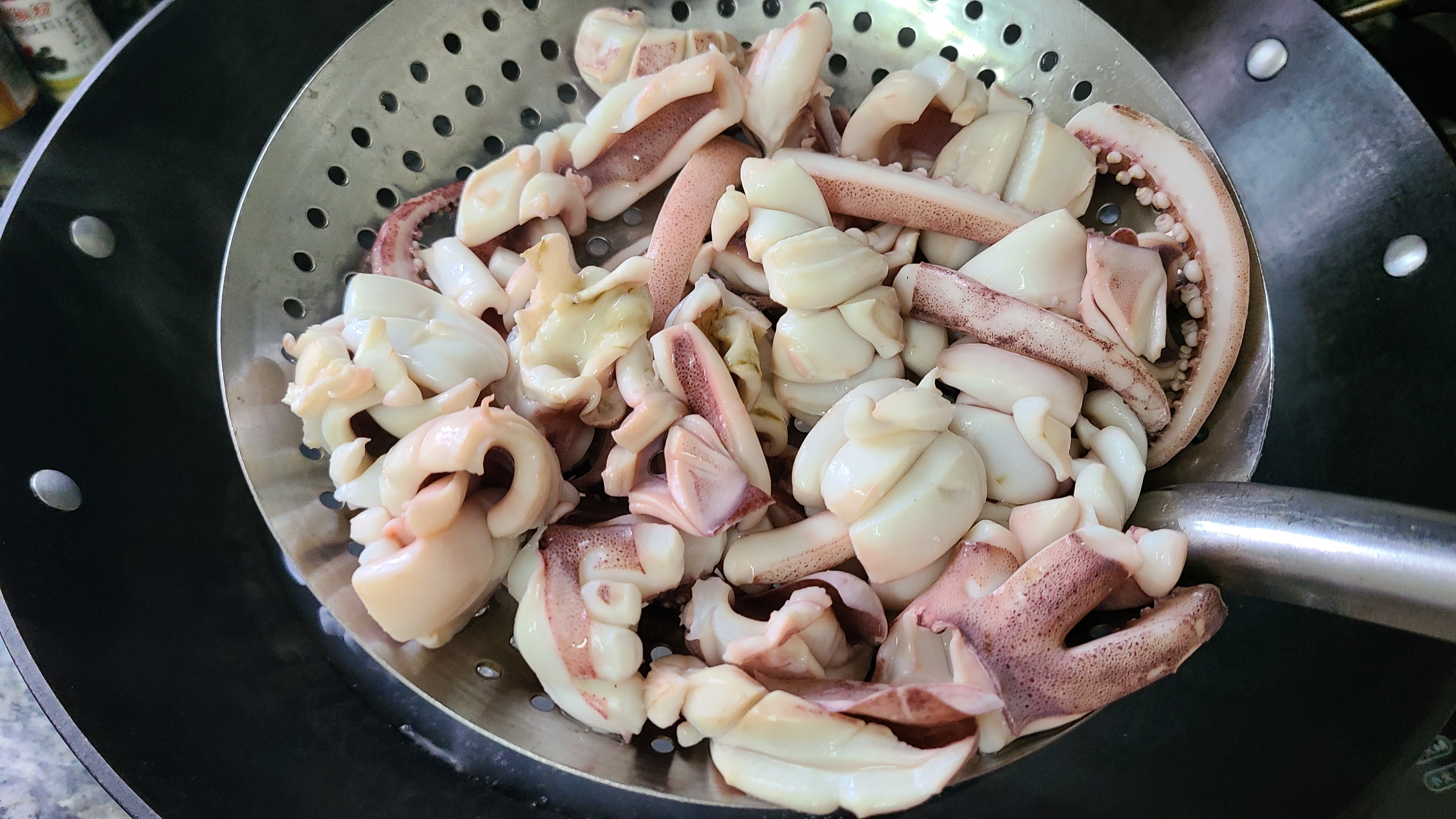 椒盐鱿鱼，是我家经常吃的一道美味家常菜，10分钟就能做好