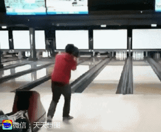 搞笑gif神评:别哭了,快把眼泪擦干