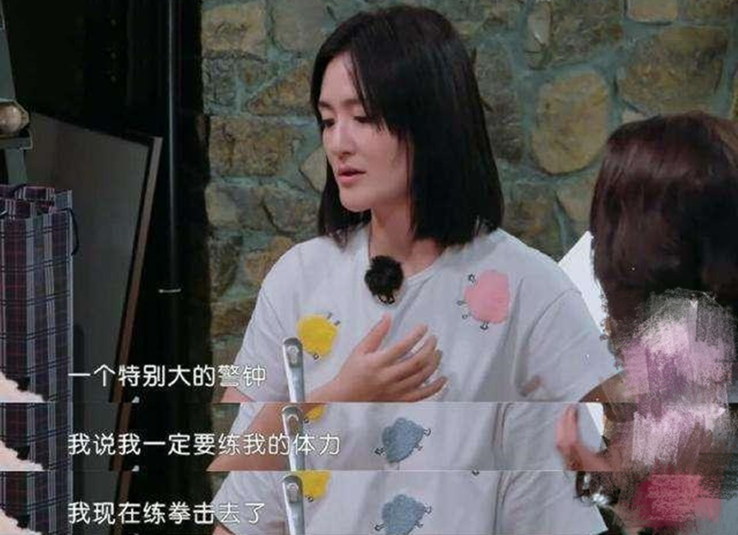 40岁谢娜挺二胎孕肚出街，母亲搀扶行走，网友怀疑又是双胞胎