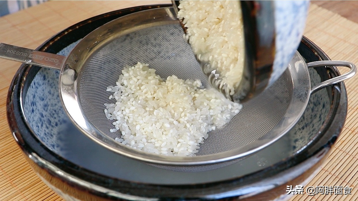 把五花肉放鍋中蒸一蒸，教會你，一層比一層好吃，年夜飯待客有面