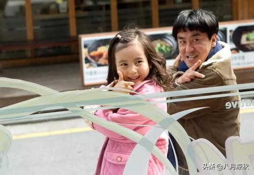 《7号房的礼物》：6岁的父亲能为上小学的女儿带