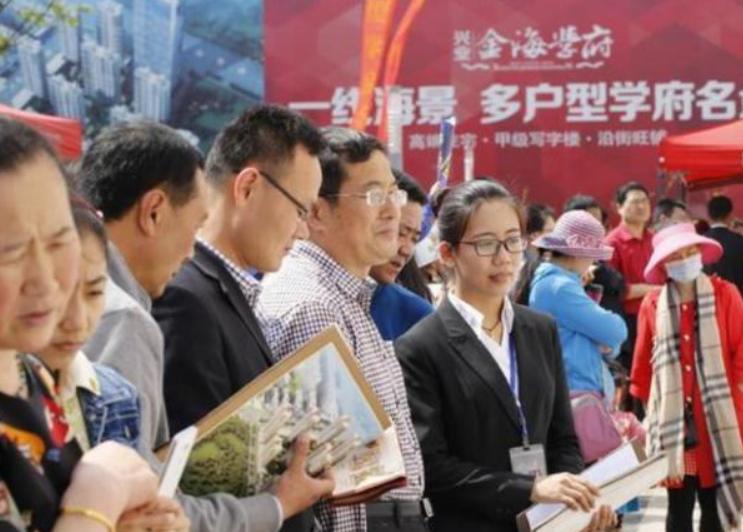 今年我国住房已明显过剩，可老百姓却没钱买？