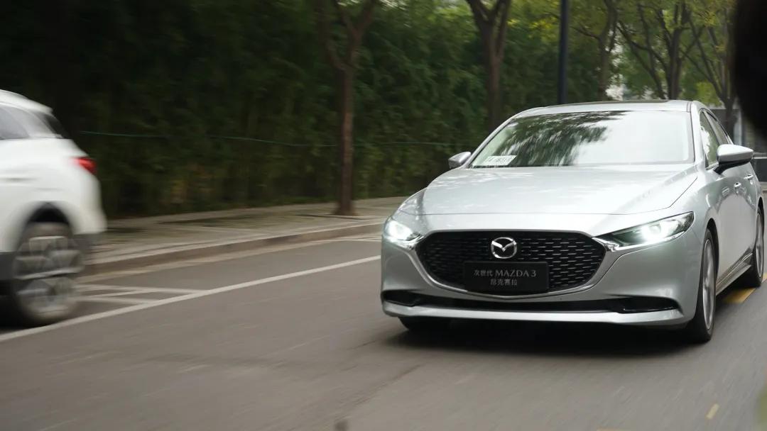 朗逸、轩逸也就代个步，开起来爽还得是这款“东瀛宝马”