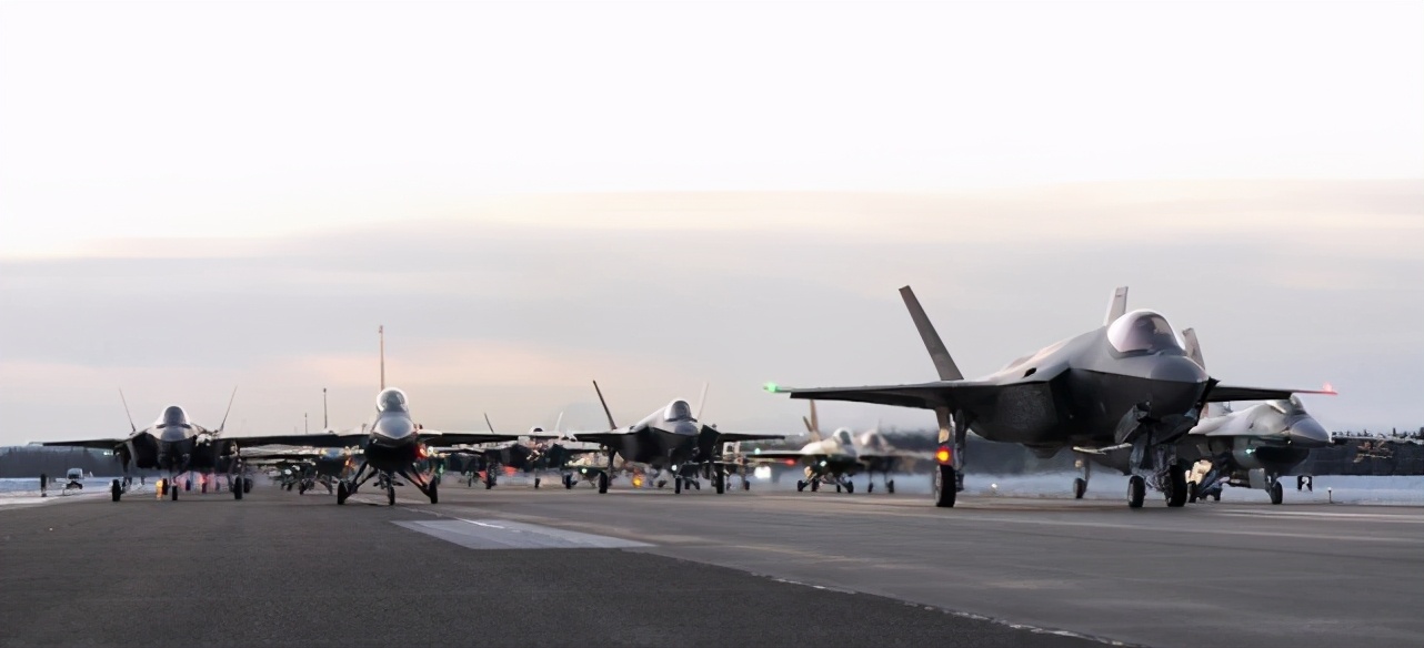 为在北极“秀肌肉”，美军F-35战机在阿拉斯加“大象漫步”