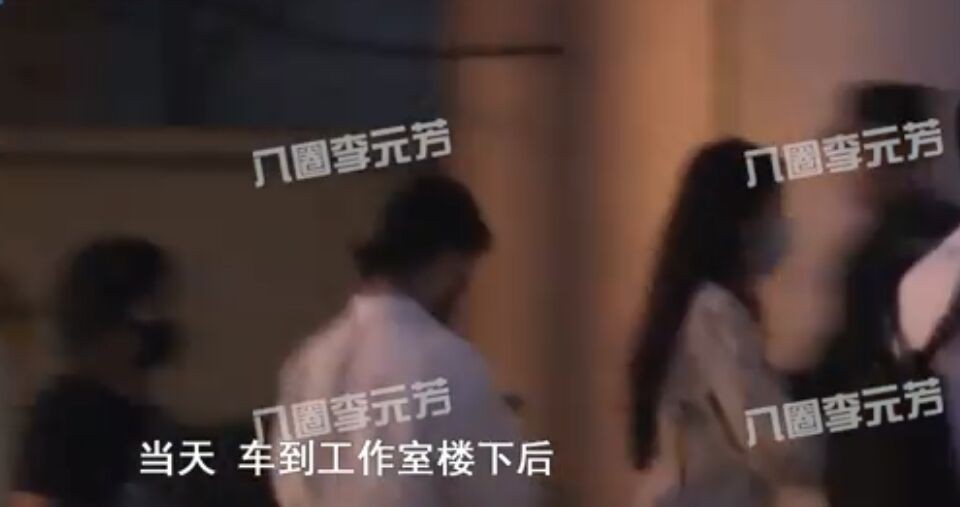 29岁周冬雨深夜收工，身材瘦小打扮低调，近百万豪车十分抢眼