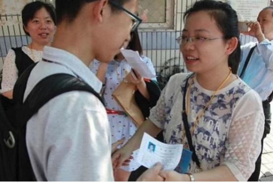 临近高考，家长需要全程“陪考”吗？不少家长都选择这样做