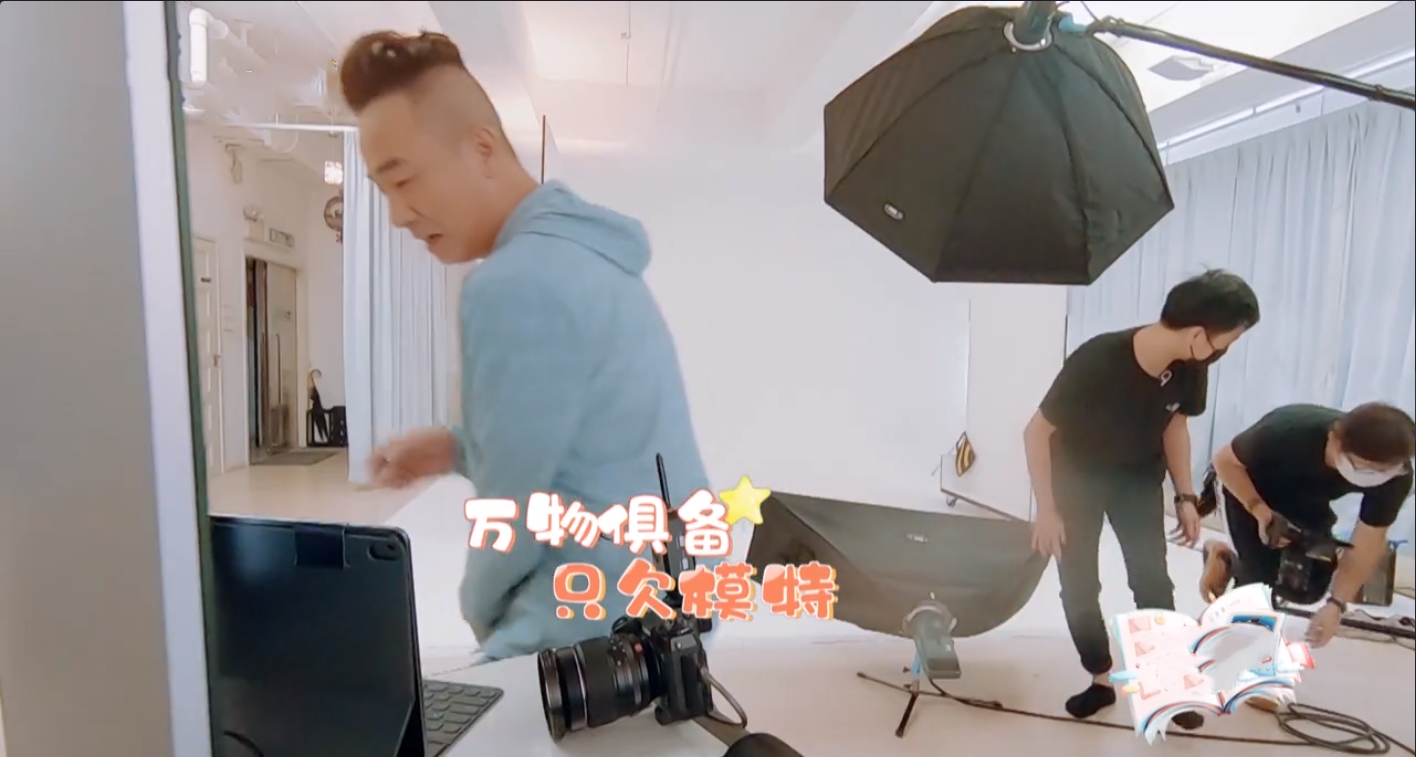 攝影小白陳小春為給應采兒、小小春、HOHO拍照，學習新技術