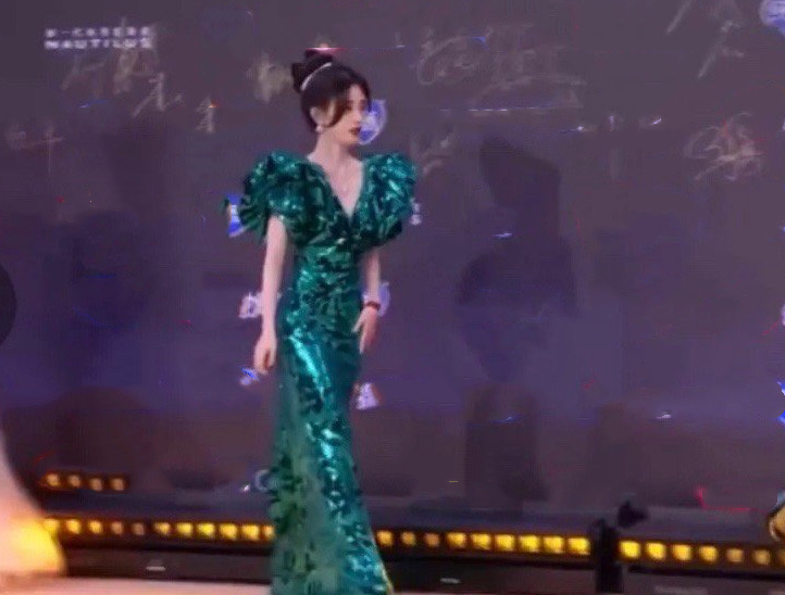 鞠婧祎身高再受质疑，红毯实拍图惨不忍睹，网友：穿了高跷吧
