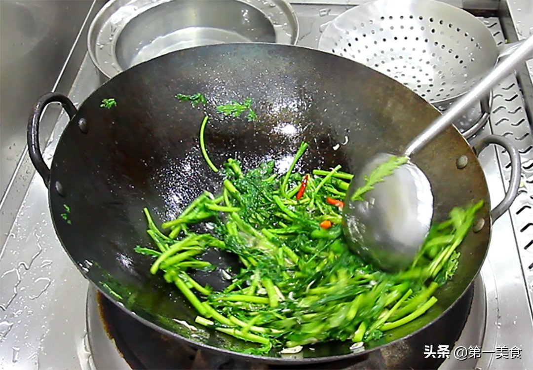 图片[6]-茼蒿炒的翠绿又不出水 其实很简单 看厨师长如何制作 一学就会-起舞食谱网