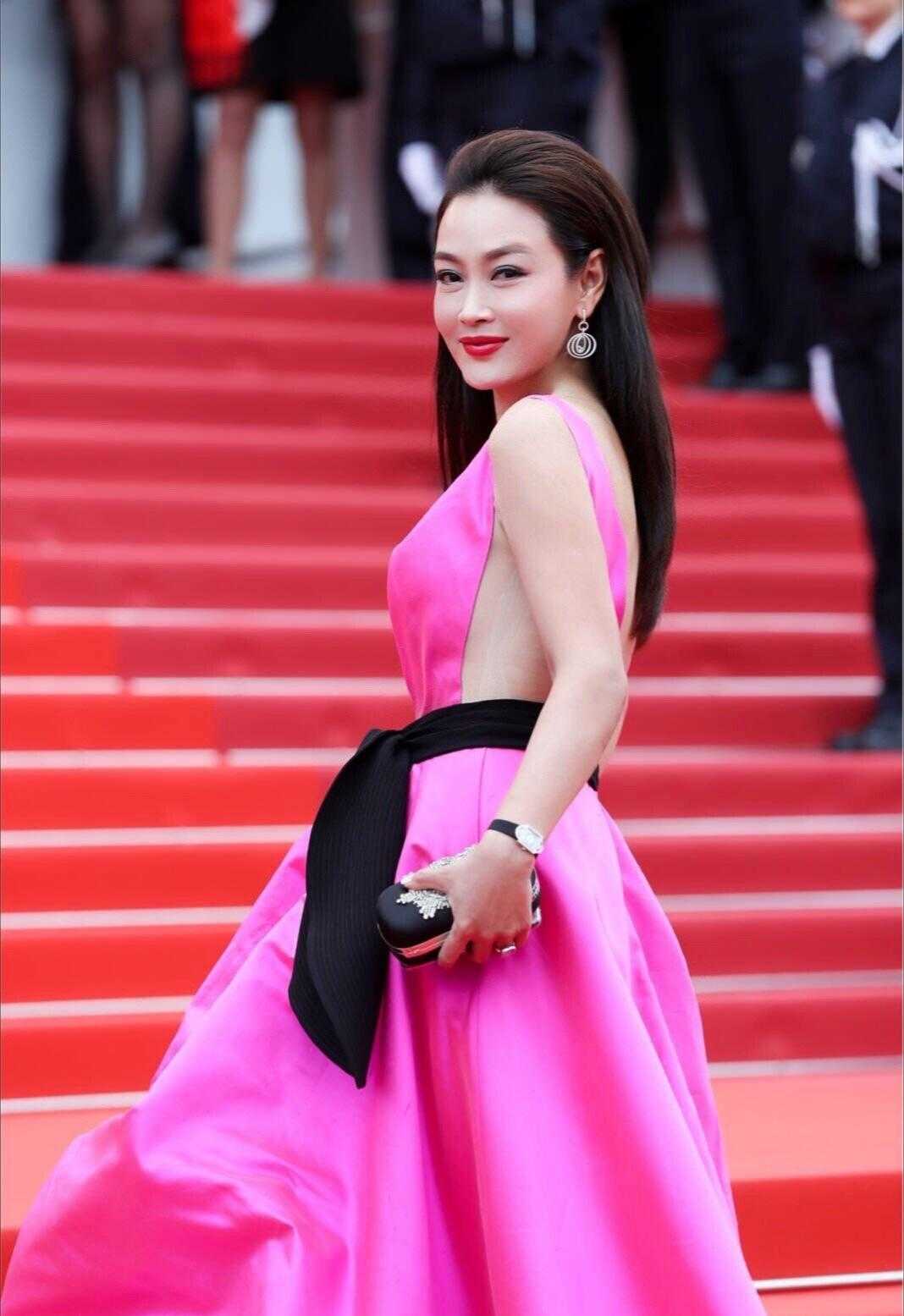 Zhan Xiaonans Figure Is Too Hot Wearing A Pink Backless Dress