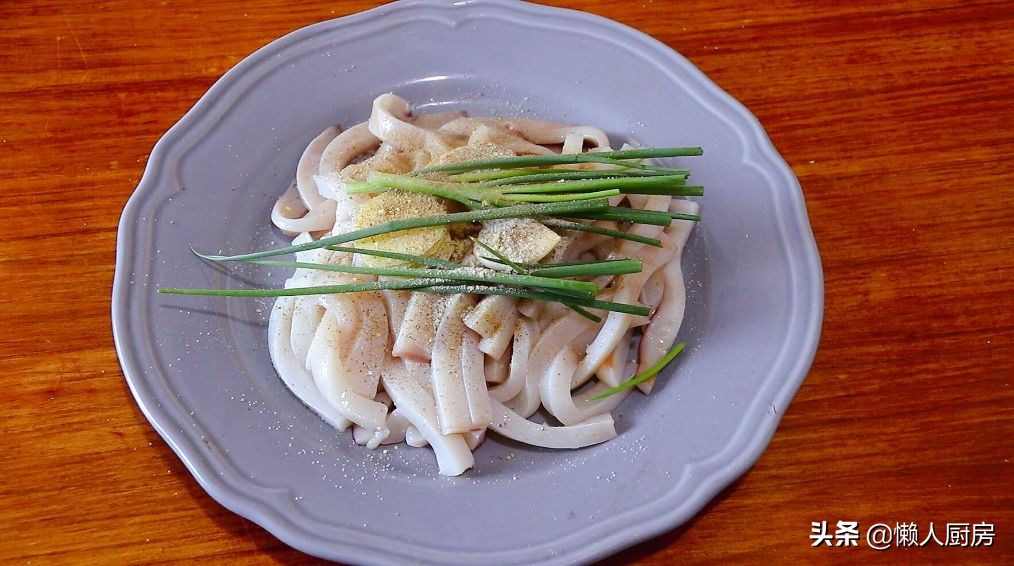 这是香酥鱿鱼条的做法，不要直接裹淀粉，这样处理一下，外壳更酥