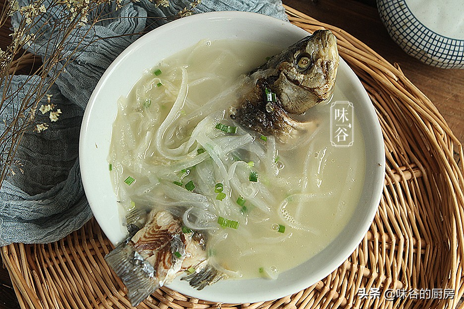 無論燉什麼魚，牢記住這2點，煮出的魚湯又濃又白，還沒腥味