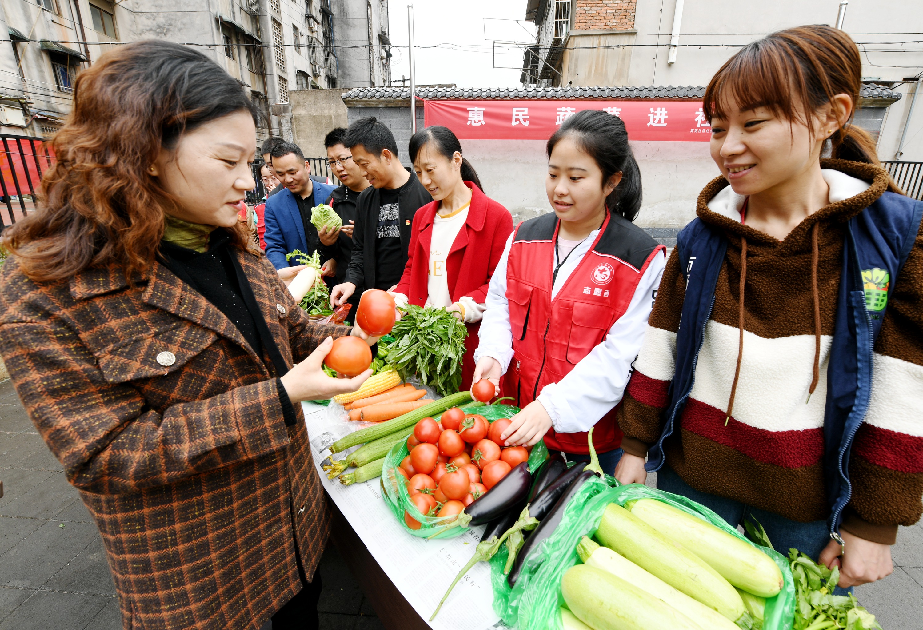 安庆市大观区：惠民蔬菜送到居民家门口