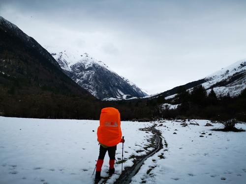 美国禁供华为芯片，华为就遭受巨大打击，这是