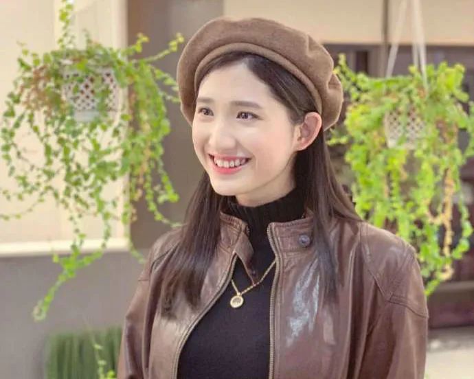 赌王家族又出一明星，25岁的她当主持人太抢眼，