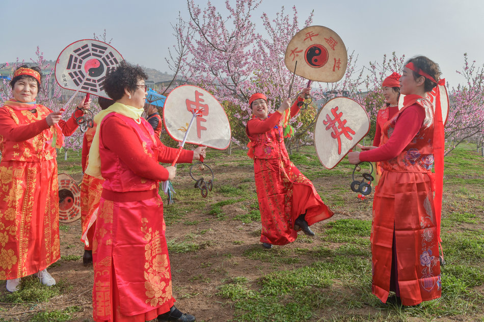 翠湖：桃花灼灼春色美，扇鼓咚咚夕阳红