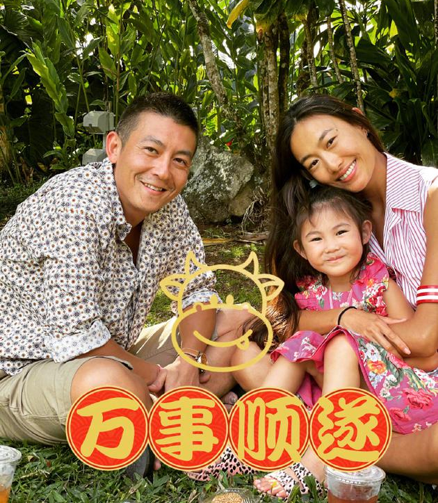 Edison Chen's wife takes a New Year selfie! A family of three warm and happy, Qin Shupei smiled