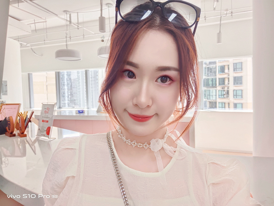 vivo S10 Pro手机评测 绮光焕彩与美颜自拍捕获小姐