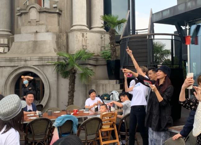 蔣麗莎生日曬18宮格，分享全家福，與蔡少芬黃奕陳法蓉親密合影