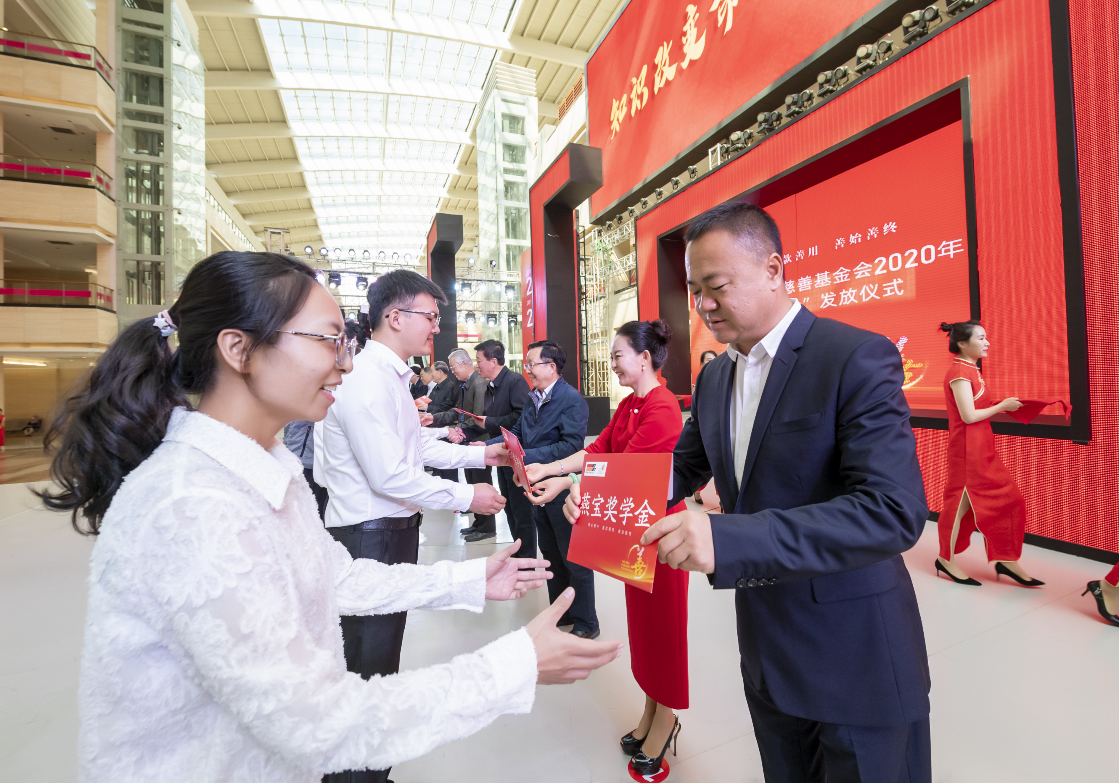 宝丰燕宝慈善基金会荣获全国脱贫攻坚先进集体