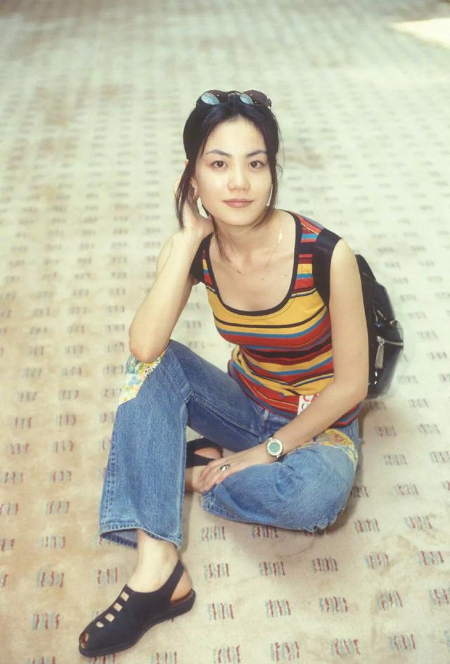 Faye Wong, 52, lying on the sofa with long legs, sexy old photos ...