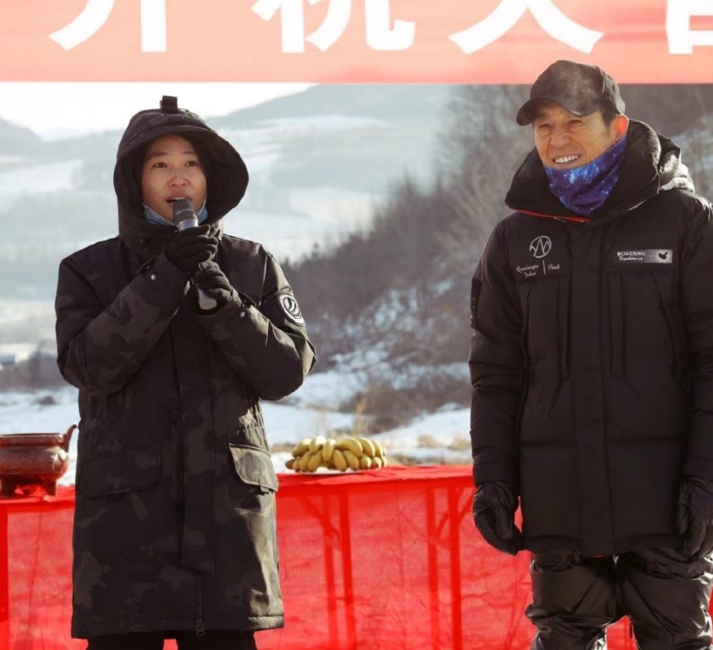 张艺谋39岁娇妻晒照！37岁长女穿迷彩衣显娇小，