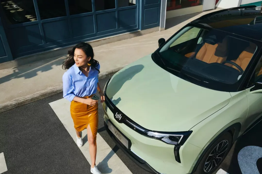 电车油车同级较量，威马W6和RAV4，谁更强？