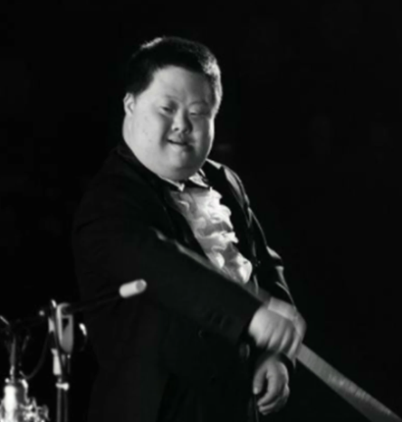 登上人民大会堂，与刘德华共唱，是谁揭穿了“天才指挥家”的谎言
