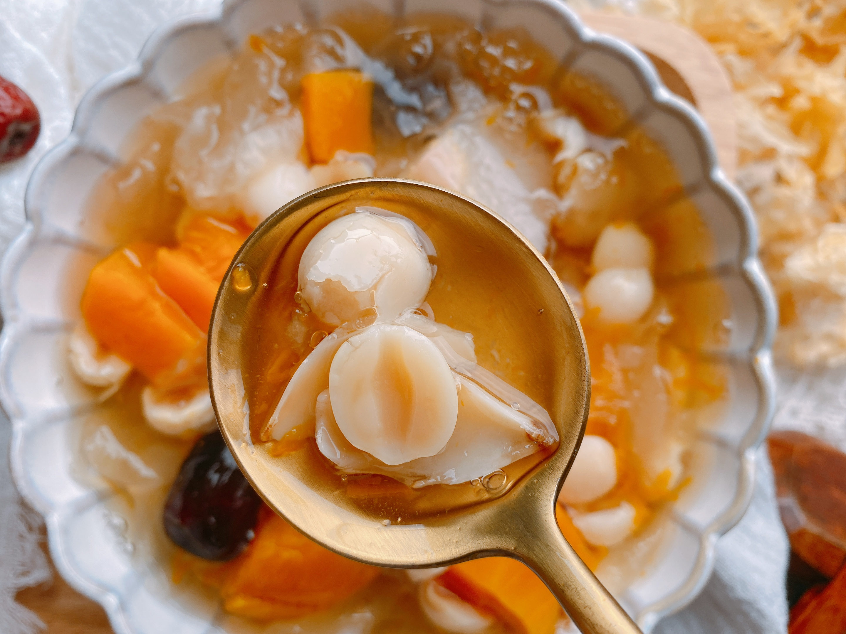 入秋后天气干燥，试试这款润肺降火的甜汤，软糯香甜，安稳度秋