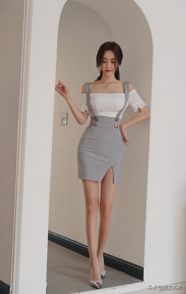 一字肩上衣搭背帶裙清新甜美，文藝範十足