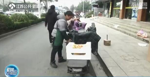 母亲推婴儿车上扶梯摔倒 小伙飞身施救化险