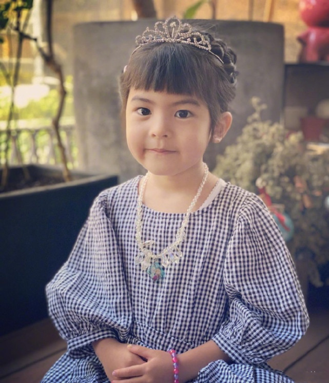 賈靜雯曬一家五口慶小女兒滿4歲，波妞穿公主裙戴皇冠變小淑女